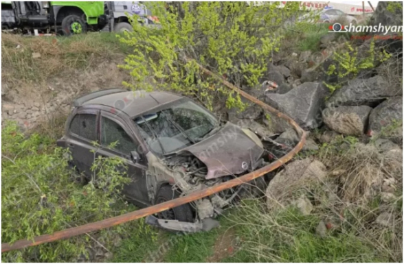 Երևանում «Nissan March»-ը կոտրել է գազատար խողովակն ու հայտնվել ձորակում